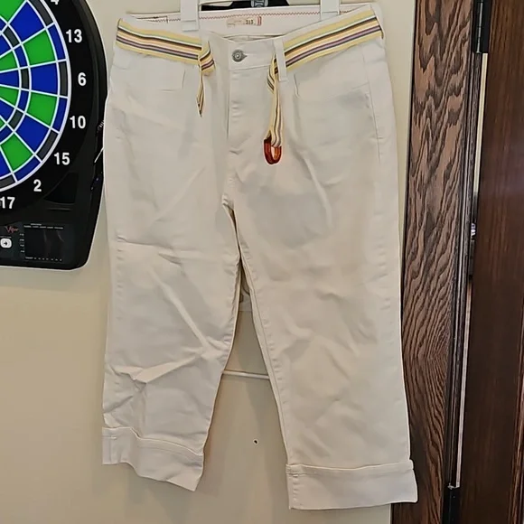 Womens Levis Capris - Picture 1 of 3